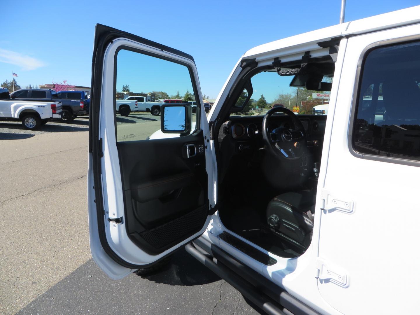 2021 White /Black Jeep Gladiator Mojave (1C6JJTEG5ML) with an 3.6L V6 DOHC 24V engine, automatic transmission, located at 2630 Grass Valley Highway, Auburn, CA, 95603, (530) 508-5100, 38.937893, -121.095482 - Mojave Edition Gladiator with 17" KMC wheels, 37" Cooper STT Pro tires, front bumper, Badlands winch, removable front license plate, and rock sliders. - Photo#16